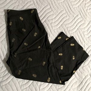 Attyre 6 petite capris, black w/ gold pineapple pattern